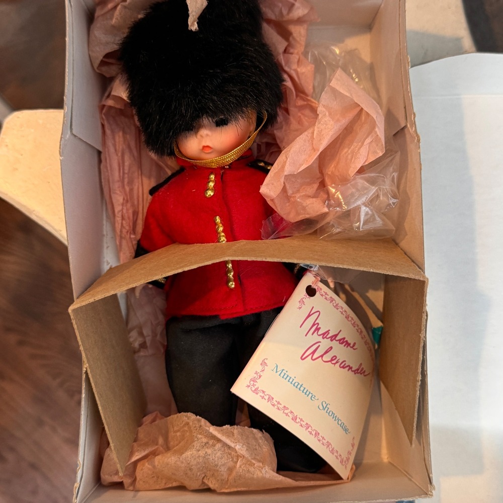 Vintage Madame Alexander‎ Miniature Showcase Royal Guard Doll in Box Outfit RARE
